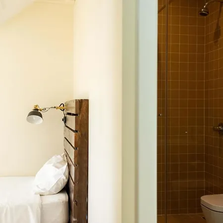 Sant Jordi بيت شباب